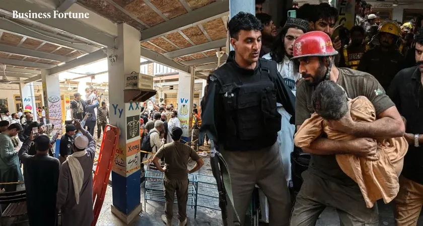  Pakistan School Roof Collapse Kills 28 in Peshawar as Probe Begins 